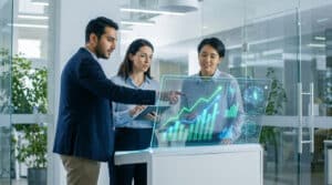 Trois professionnels discutent devant un écran holographique affichant des graphiques de croissance et des réseaux neuronaux. Collaboration d'équipe sur l'IA.