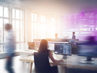 rentrée de bureau moderne, ambiance lumineuse et inspirante, un professionnel ou une équipe se tient devant plusieurs écrans affichant des flux de mails triés automatiquement, des graphiques d’automatisation et des icônes d’intelligence artificielle, atmosphère de sérénité et de maîtrise du temps, contraste entre chaos en arrière-plan et calme au premier plan, style photo réaliste, composition dynamique, couleurs sobres avec touches bleues et violettes symbolisant la technologie, profondeur de champ douce, lumière naturelle matinale --ar 4:3 --raw --profile rspzsul --stylize 0 --v 7 Job ID: dbb9c727-f83a-485b-b610-21eda154bc4f